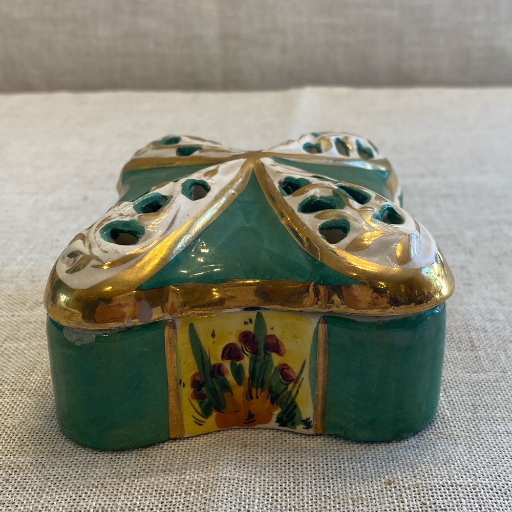 Vintage green capodimonte trinket dish with lid (B302).